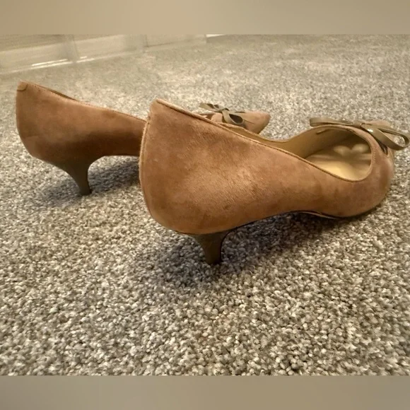 Joan & David Tan Suede Pointed-Toe Pumps with Bow Accent Kitten Heel 8 - Picture 4 of 8
